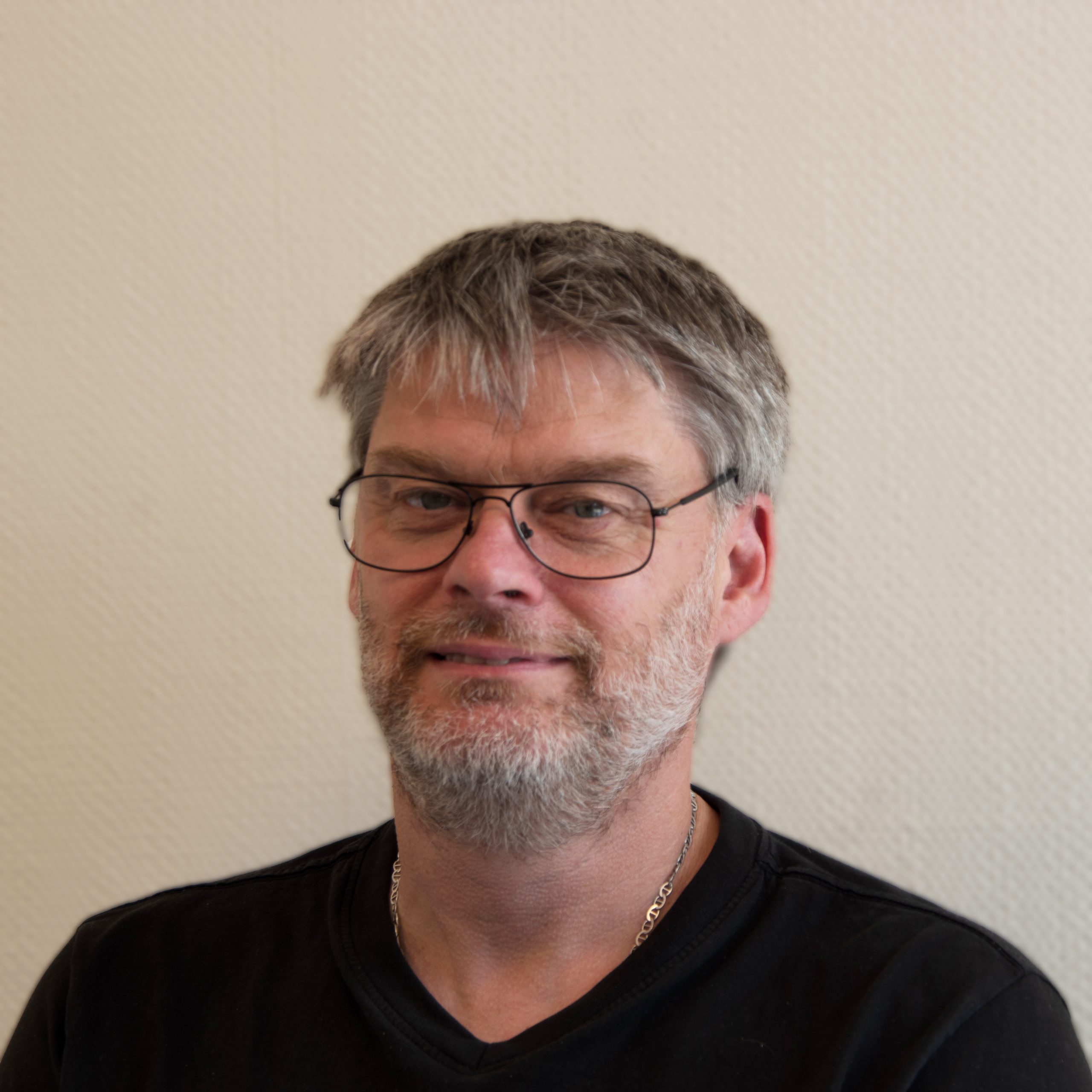 Allround service monteur, onderhoud aan WKK’s en randapperatuur, hij is van Ålle markten thuis. Met zijn praktische inzichten en oplossingsgerichte instelling zijn problemen snel verholpen.