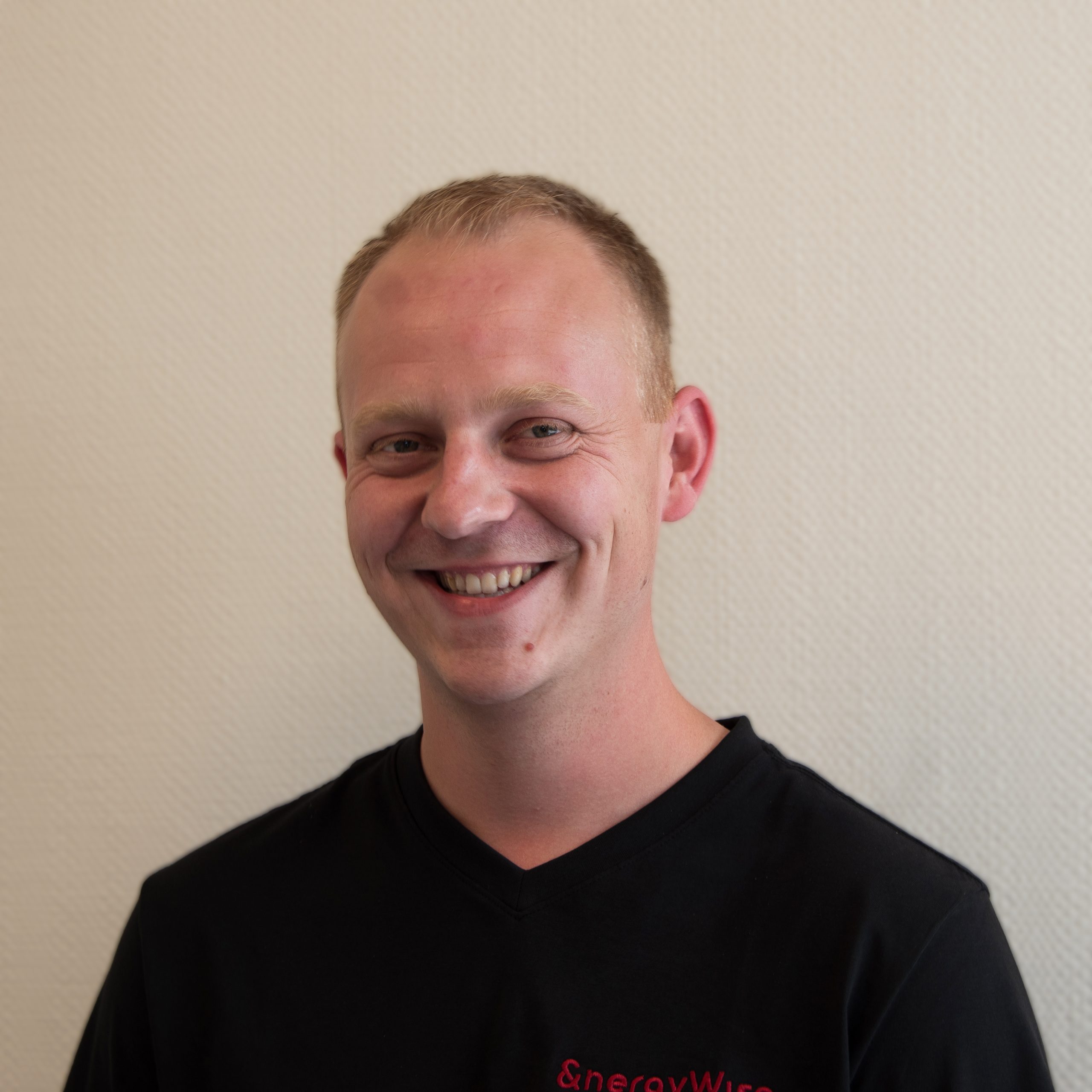 Allround service monteur, van onderhoud tot repareren en installeren van elektrische systemen en apparatuur. Met zijn nauwkeurige aanpak is hij niet snel de draad kwijt, en zorgt ervoor dat alles veilig en betrouwbaar werkt.